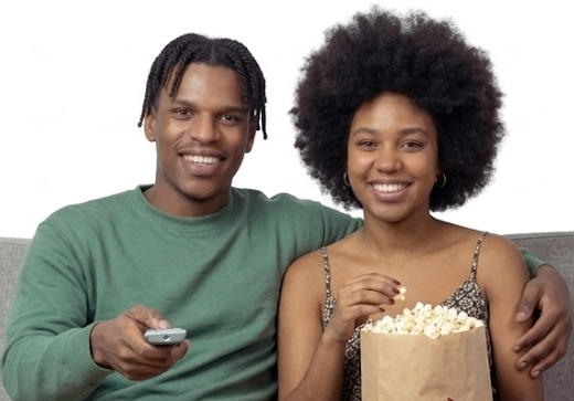 Dois amigos compartilhando conexão de internet Fibertoop